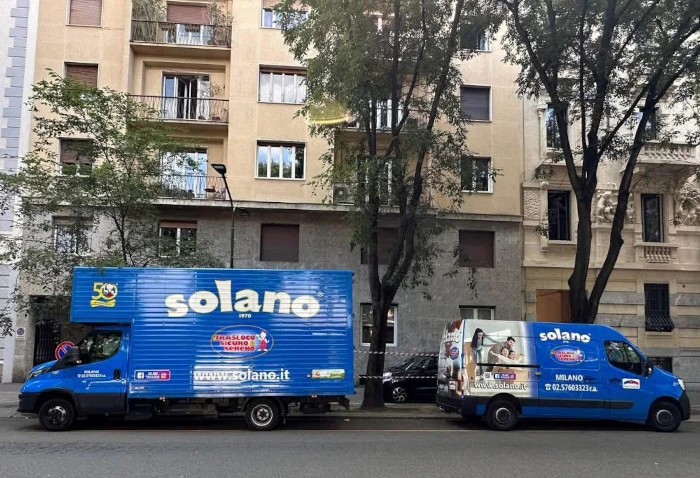 Due mezzi di Solano Express durante un trasloco a Milano
